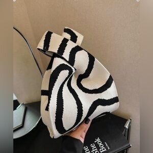 ✨NWT Heavy Woven Knit Wrist Black & White Geometric Pattern Crochet tote Bag 💼